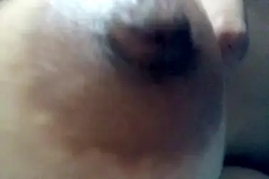 Gadis Imut Menikmati Sentuhan Lembut Pasangan