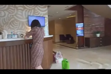 Pramugari Cantik Beri Pelayanan Spesial Di Hotel